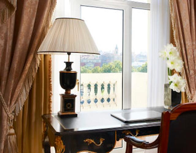 د وستین پالاس