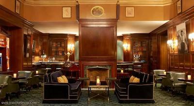 د وستین پالاس