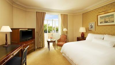 د وستین پالاس