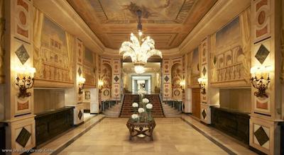 د وستین پالاس