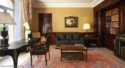 د وستین پالاس