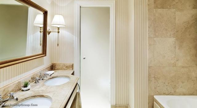 د وستین پالاس