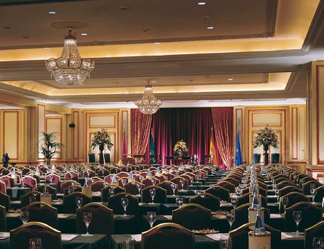 د وستین پالاس