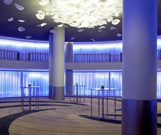 د وستین پالاس