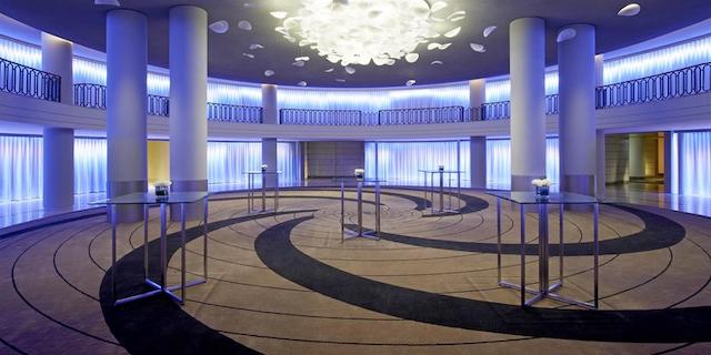 د وستین پالاس