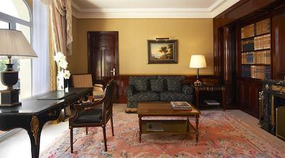 د وستین پالاس