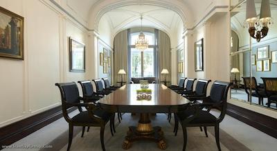 د وستین پالاس