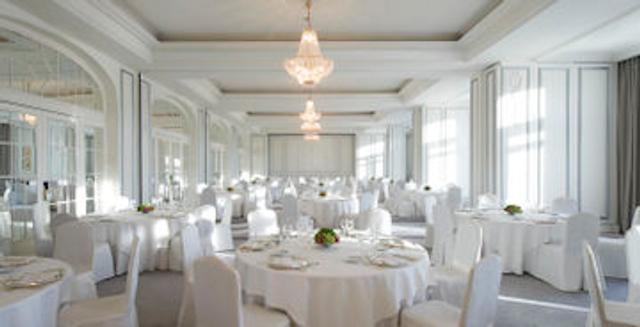 د وستین پالاس