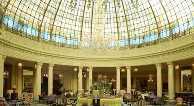 د وستین پالاس