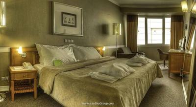 اس تی جورج لایکابتوس