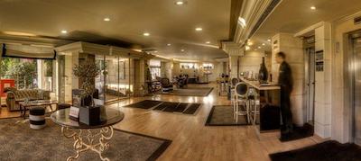 اس تی جورج لایکابتوس