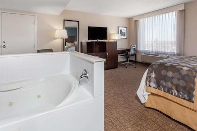 ویندهم گاردن نیاگارا فالز فالسویو هتل