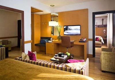 استارهتلس توریست