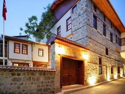 مدیترا آرت هتل