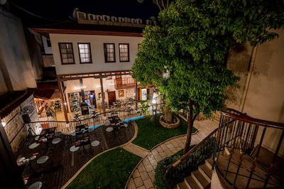 مدیترا آرت هتل