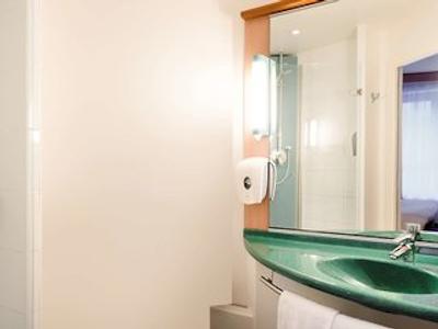 آیبیس بروکسل سنتر گار میدی