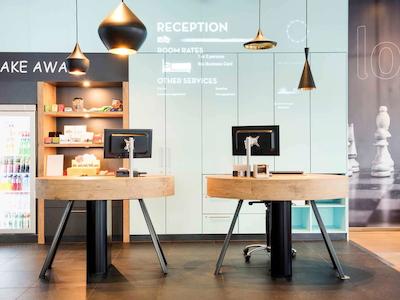 آیبیس بروکسل سنتر گار میدی