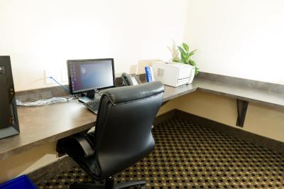 هالیدی این اکسپرس اند سوئیتس ساری