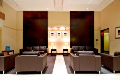 هالیدی این اکسپرس اند سوئیتس ساری