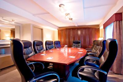 هالیدی این اکسپرس اند سوئیتس ساری