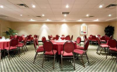 هالیدی این اکسپرس اند سوئیتس ساری