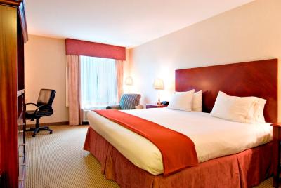 هالیدی این اکسپرس اند سوئیتس ساری