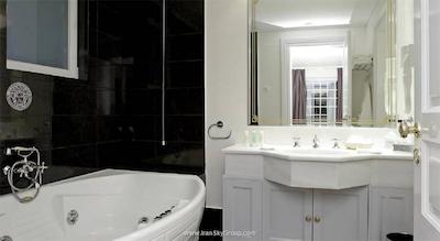 تئوکسنیا پالاس هتل