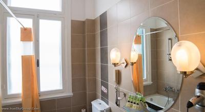 دلفی‌ آرت هتل