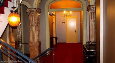 دلفی‌ آرت هتل