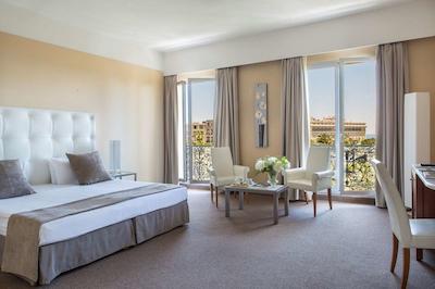 بی4 نیزا پلازا