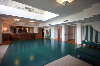 دمیدف کانتری ریزورت