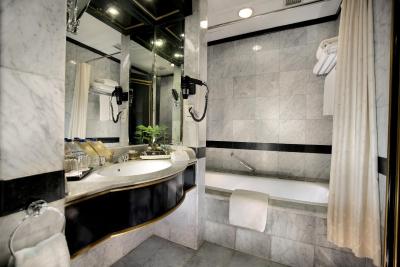 د مدیا هتل اند تاورز