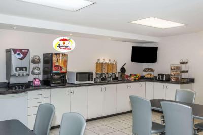 سوپر 8 داون تاون تورنتو