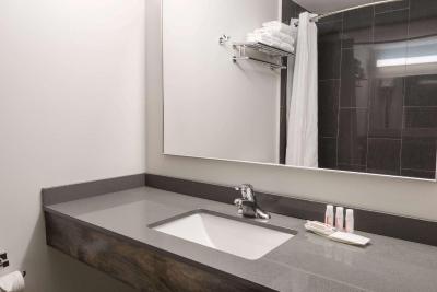 سوپر 8 داون تاون تورنتو