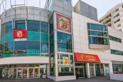 سوپر 8 داون تاون تورنتو