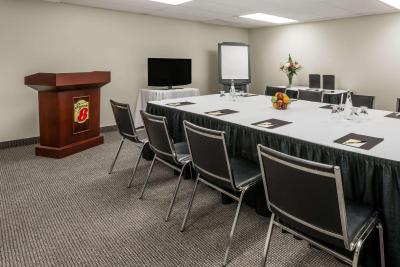 سوپر 8 داون تاون تورنتو