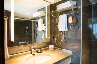 گرند آراس هتل اند سوئیتس