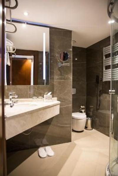 گرند آراس هتل اند سوئیتس