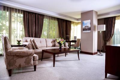 گرند آراس هتل اند سوئیتس