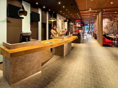 آیبیس هامبورگ آلسترینگ