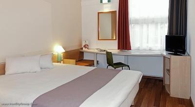 آیبیس هامبورگ آلسترینگ