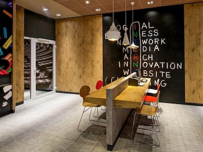 آیبیس هامبورگ آلسترینگ