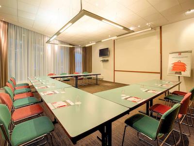 آیبیس هامبورگ آلسترینگ