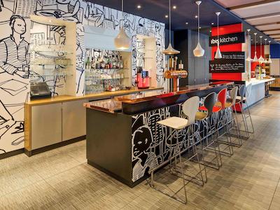 آیبیس هامبورگ آلسترینگ