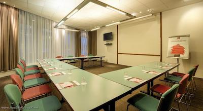 آیبیس هامبورگ آلسترینگ