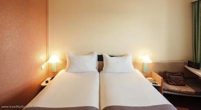 آیبیس هامبورگ آلسترینگ