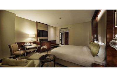 کنراد استانبول بسفروس