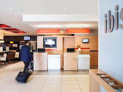 آیبیس بارسلونا ریپولت