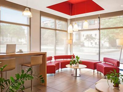 آیبیس بارسلونا ریپولت