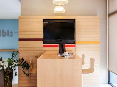 آیبیس بارسلونا ریپولت